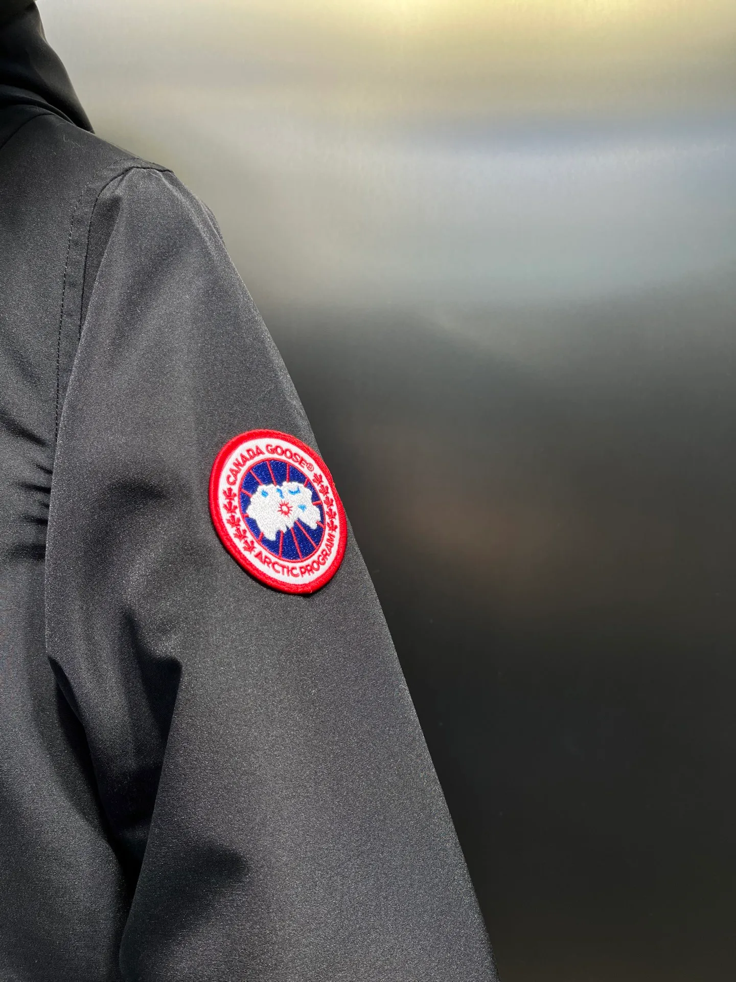 P860 Canada goose/Canada Goose 05 model 2580LA CANADA GOOSE/Canada Goose Rossclair parka women's down jacket, authentic original clothing molding, all accessories are custom-made from the original factory. This model is very unique. The zipper at the back can be opened to change into a dovetail style, with diagonal pockets and a layer of hidden pockets underneath. The official website has become a popular model. The softness and hardness of the fabric are compared with the genuine ones. It can be restored by kneading at will (fabric misunderstanding: fabrics with high hardness are not waterproof. Only those who buy the latest genuine version this year will notice the softness and comfort of the fabrics). The down is synchronized with the genuine white duck down. It is fluffy and not lumpy. The electronically controlled down charging machine is used to fill the zippers with customized genuine YKK zippers. High hardness and no lag. The fur collar is purchased from the same manufacturer as Wolf Hair. (Cooperative factory 2019 Canadian wolf skin auction and Big Goose official auction of wolf skin fur collars on the same site) All workmanship and wiring are controlled by workers with more than ten years of service. They must be horizontal and vertical, and are not crooked. The density of the inner wiring is more exquisite. Compare at will. Big goose label, collar label, washed label, hang tag, zipper rope, pocket label, back label, collar velvet, Velcro fasteners, all details of the cuffs are updated simultaneously with the original product, the best version, and the most complete color matching. The fighter in World 05 battles various world goods. Size: XS-XL